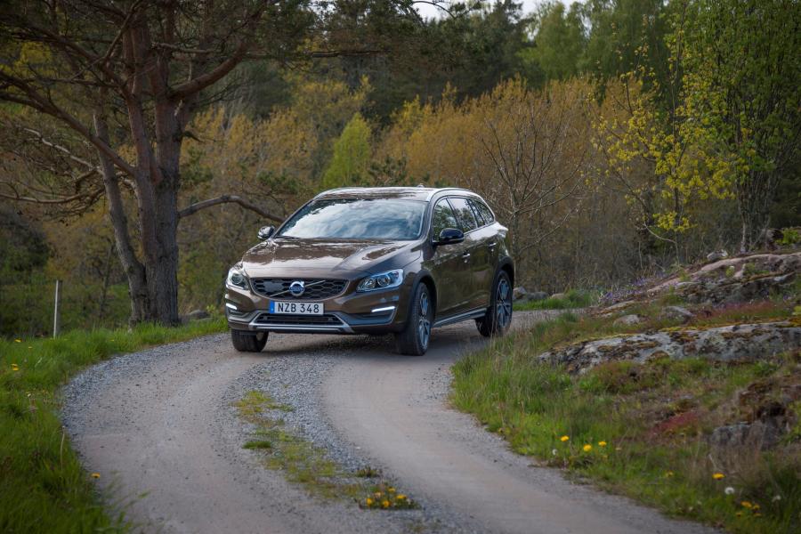  Volvo V60 D4 Cross Country 2015 года  (фото 12 из 19)